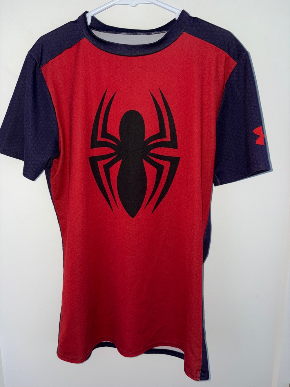 Under Armour heat gear fitted Spider-man compression tee sz YLG EUC LN